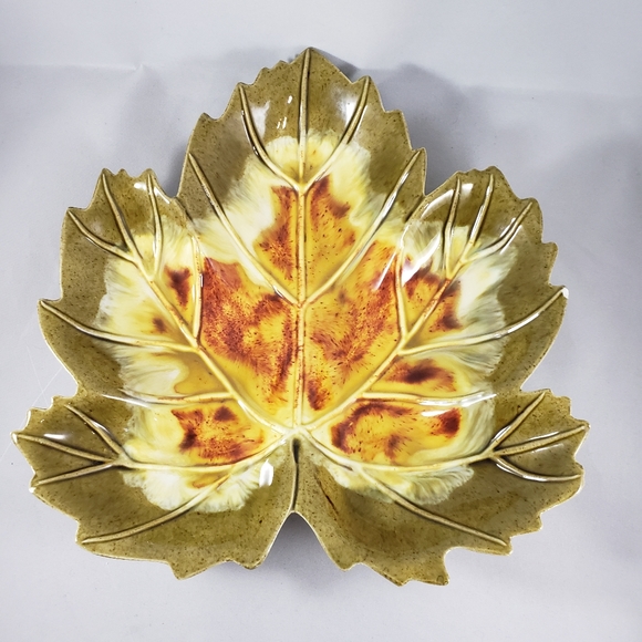 Vintage Ceramic Maple leaf dish. Signed on bottom Mel 70 - Picture 1 of 9